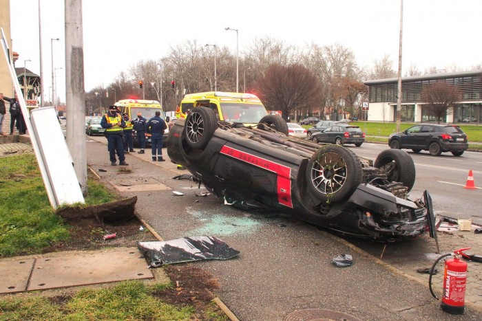 Videón az óriási bukás: egy Mustanggal borultak Nyíregyházán