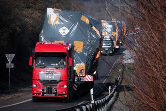 Ilyen amikor egyszerre 374 tonna gurul közúton