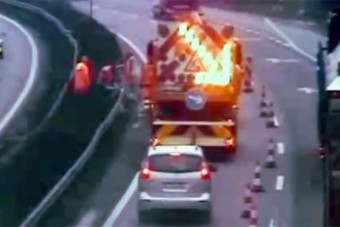 Villogott, mint egy karácsonyfa, mégis belehajtottak a munkagépbe az M1-esen