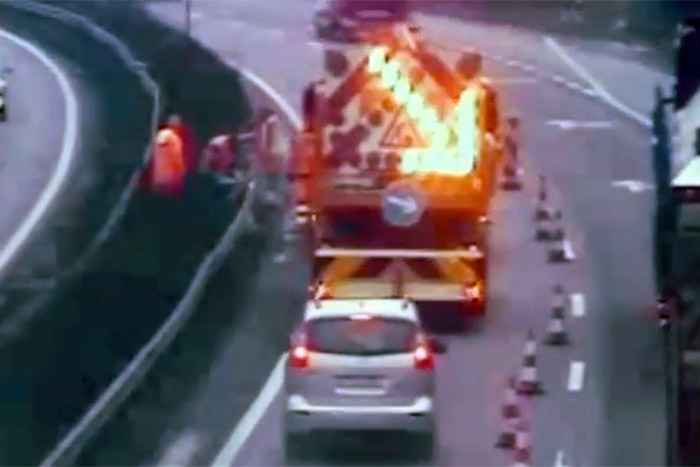 Villogott, mint egy karácsonyfa, mégis belehajtottak a munkagépbe az M1-esen