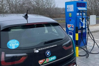 14 új villanyautó-töltőt adott át a Mol, itt vannak