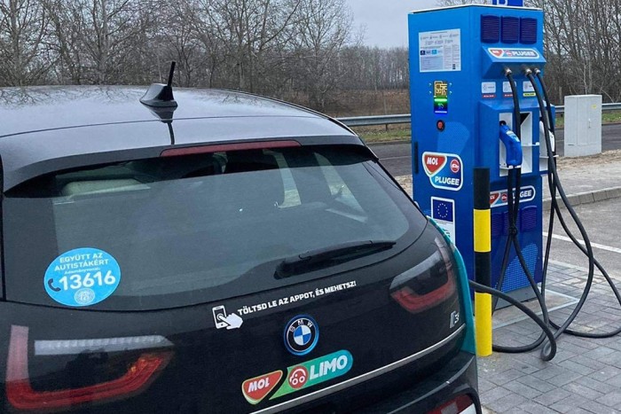 14 új villanyautó-töltőt adott át a Mol, itt vannak