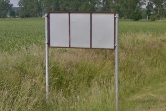 Szürreális táblába futhatnak az autósok a zalai utakon