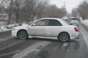 Ezzel a 10 GIF-fel ismételjük át a téli vezetés legfontosabb szabályait