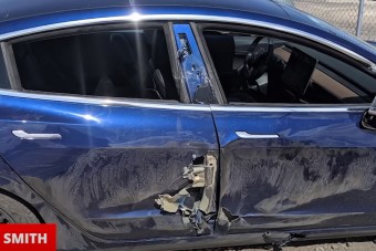 Csúnya véget ért a Tesla és a kamion találkozója