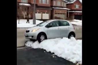 Csomagot akart lopni, lebukott, majd a hóbuckán is fennakadt