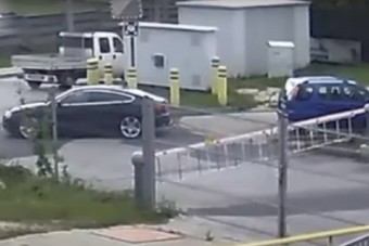 Eltakarította az útból a Suzukit, mert nem tudott odaállni a műhelyhez Tatabányán