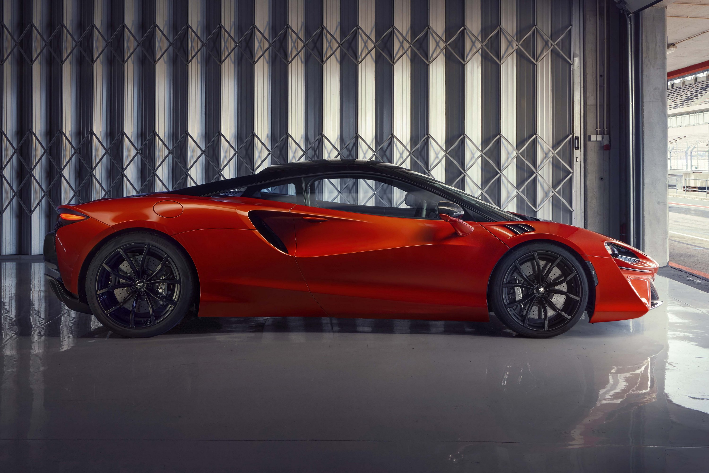 Kész a McLaren új hibrid szupersportkocsija 11
