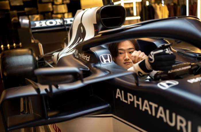 Szokatlan módon mutatták be a legújabb F1-es autót 10