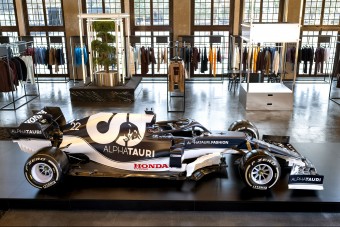 Szokatlan módon mutatták be a legújabb F1-es autót