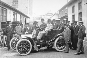 175 éves lenne az autótervező, akinek a neve ma is a luxus egyik legmagasabb szintjét jelenti