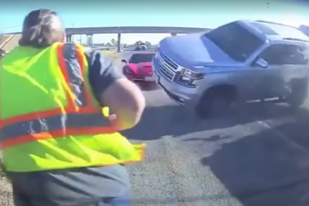 Halálos veszélybe került az autós, pedig csak szemetet akart szedni