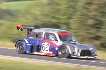 Az apró Fiatba a Suzuki Hayabusa motorja került, ráadásul duplán