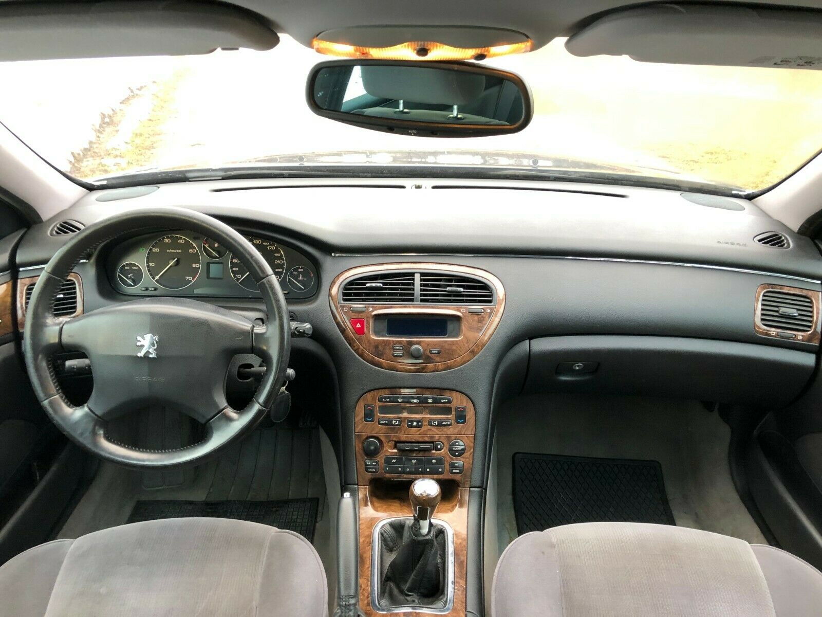 Őrültség? Sokat futott francia luxusautó 250 ezer forintért 2