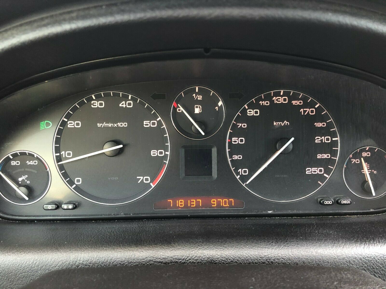 Őrültség? Sokat futott francia luxusautó 250 ezer forintért 4