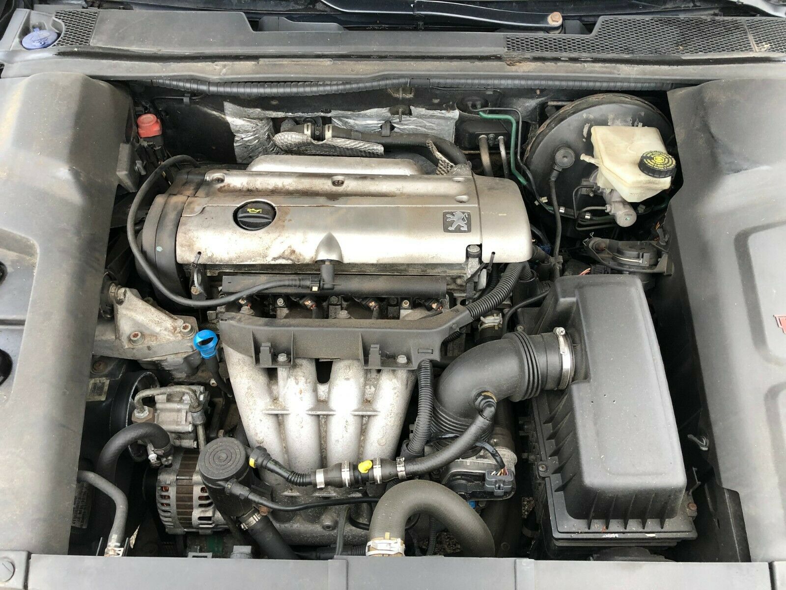 Őrültség? Sokat futott francia luxusautó 250 ezer forintért 5