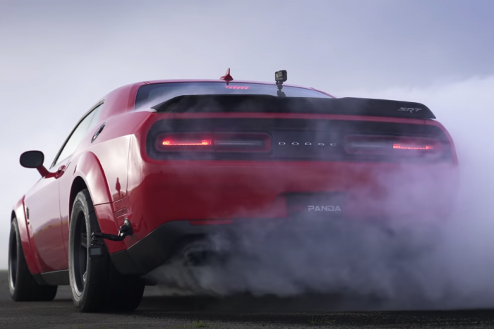 Dodge Demon vagy Porsche 911? A nyers amerikai erő legyőzi a német precizitást?