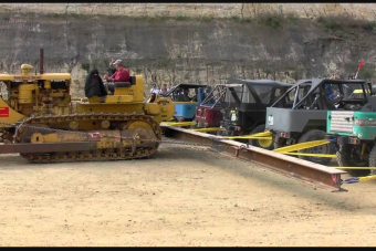 Ki az erősebb? Húsz Toyota terepjáró, vagy egy buldózer?