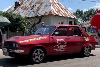 Ez az öreg Dacia már messze nem tötymörgő útakadály