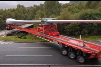 Hatvanméternyi kamion csak ilyen speciális vontatóval tud elfordulni