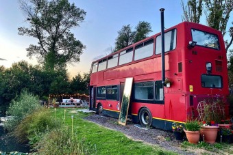 Álomotthont épített buszból egy fiatal pár