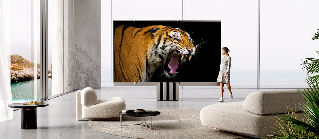 A padlóból bújik elő az óriási összehajtható tévé