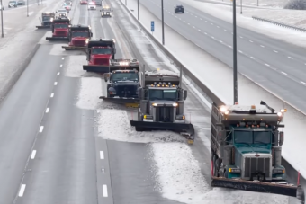 Bámulatos látvány, ahogy az amerikai autópályán havat takarítanak