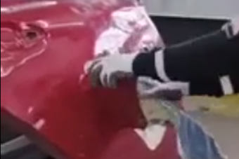 Furcsa dolog került elő egy javított ajtóból, a szerelők nagyot röhögtek