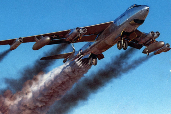 Ilyen, amikor begyújtott rakétákkal száll fel egy repülőgép