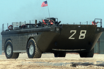 A kamionok eltörpülnek az amerikai katonai kétéltű mellett