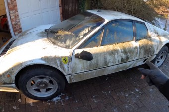 12 évnyi méltatlan mocsokból vakarták ki az amúgy hófehér Ferrarit