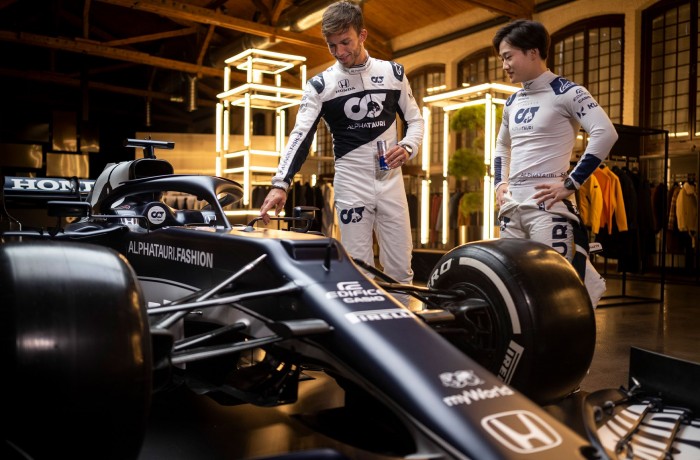 Szokatlan módon mutatták be a legújabb F1-es autót 8