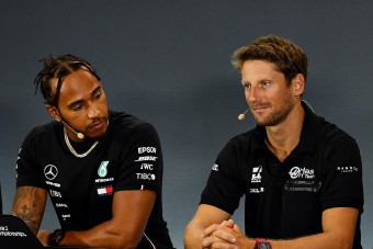 F1: Helyretette Hamiltont nagyot bukó pilótatársa