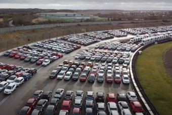 Hoppá, ezen a helyen több tízezer használt autót raktak le, mert senkinek nem kell