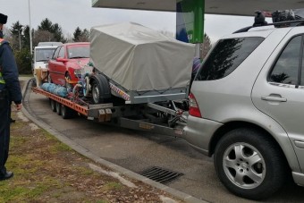 Horrorkaravánokat fogtak a rendőrök az M1-esen