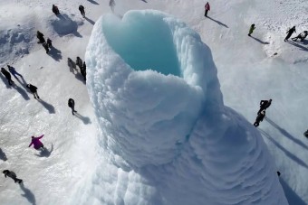 Csodájára járnak a különös jégvulkánnak 