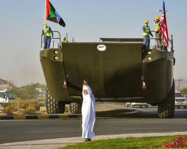 A kamionok eltörpülnek az amerikai katonai kétéltű mellett 1