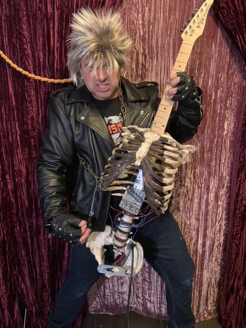 Halott nagybátyja csontjaiból épített gitárt egy metálrajongó 2