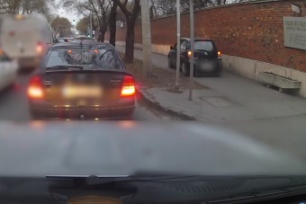 Ismét egy járdán parádézó autós Budapesten, aki nem bírta kivárni a sort