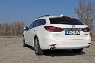 A klasszikus autók egyik utolsó példánya a Mazda6 42