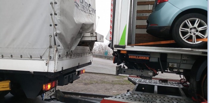 Meglepő áru volt a trélerre rakott furgonban 3