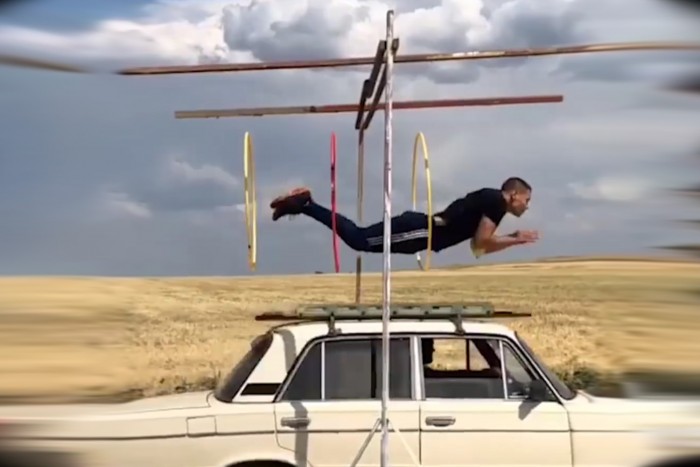 A férfi, aki olyan trükköket csinál Ladákkal, hogy bármelyikbe könnyedén belehalhatna