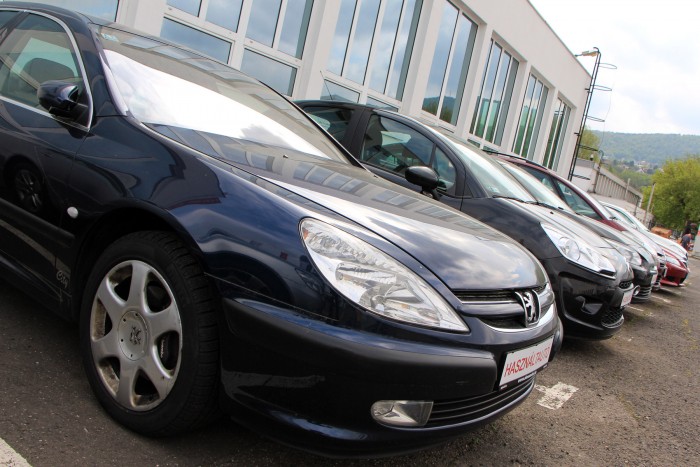 Nagyon öreg autókat vesznek a magyarok