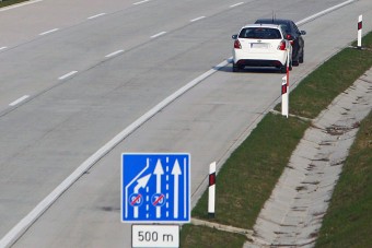 Százezerre büntették a nagymamát, aki fuldokló unokája miatt megállt az M7-es leállósávjában