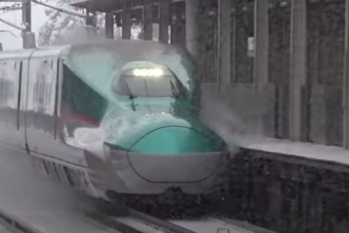 Ezek a japán vonatok 300 felett zúznak át az állomásokon, hóban, szélben, fagyban