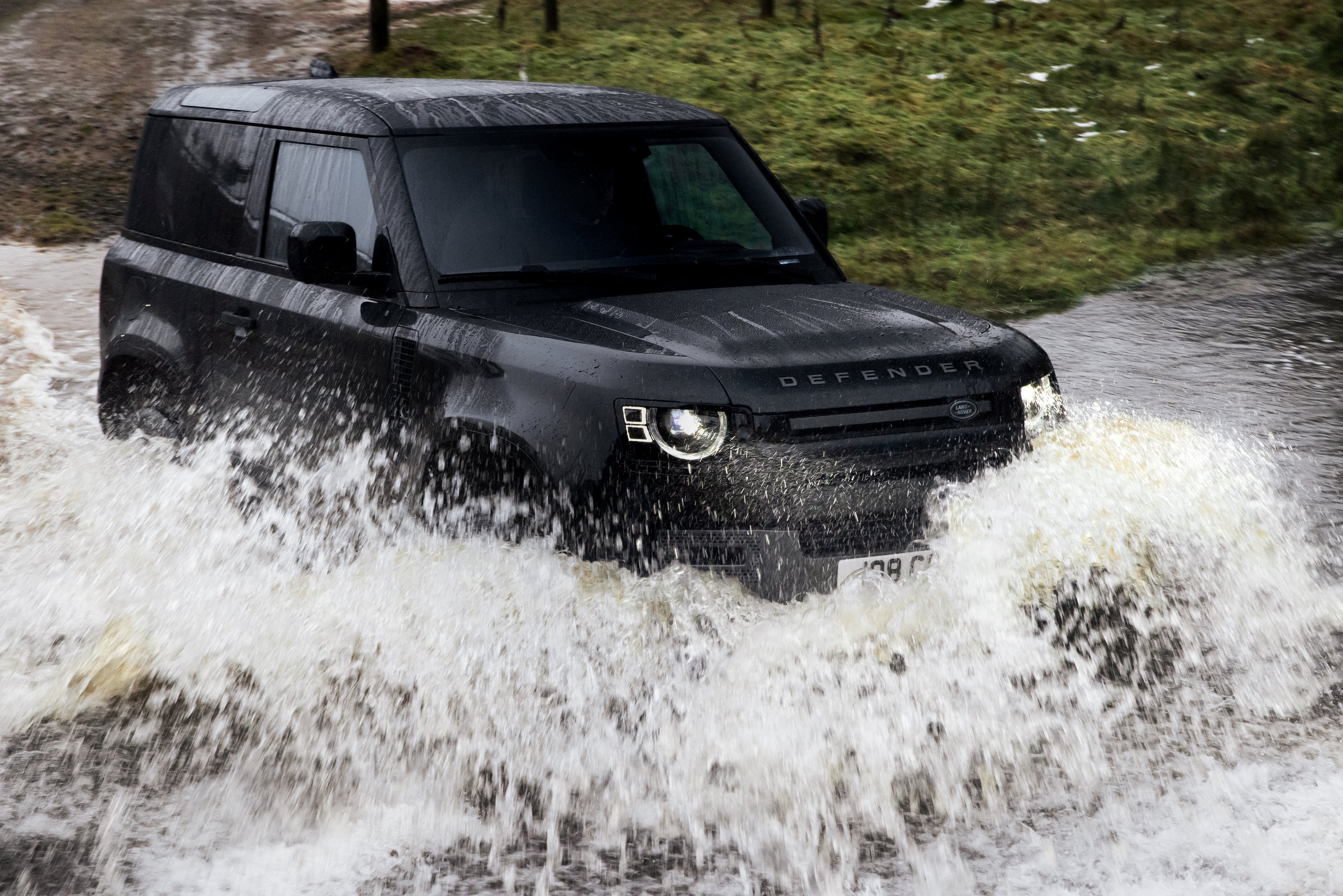 500 lóerővel a sárban: itt a Defender V8-as 5