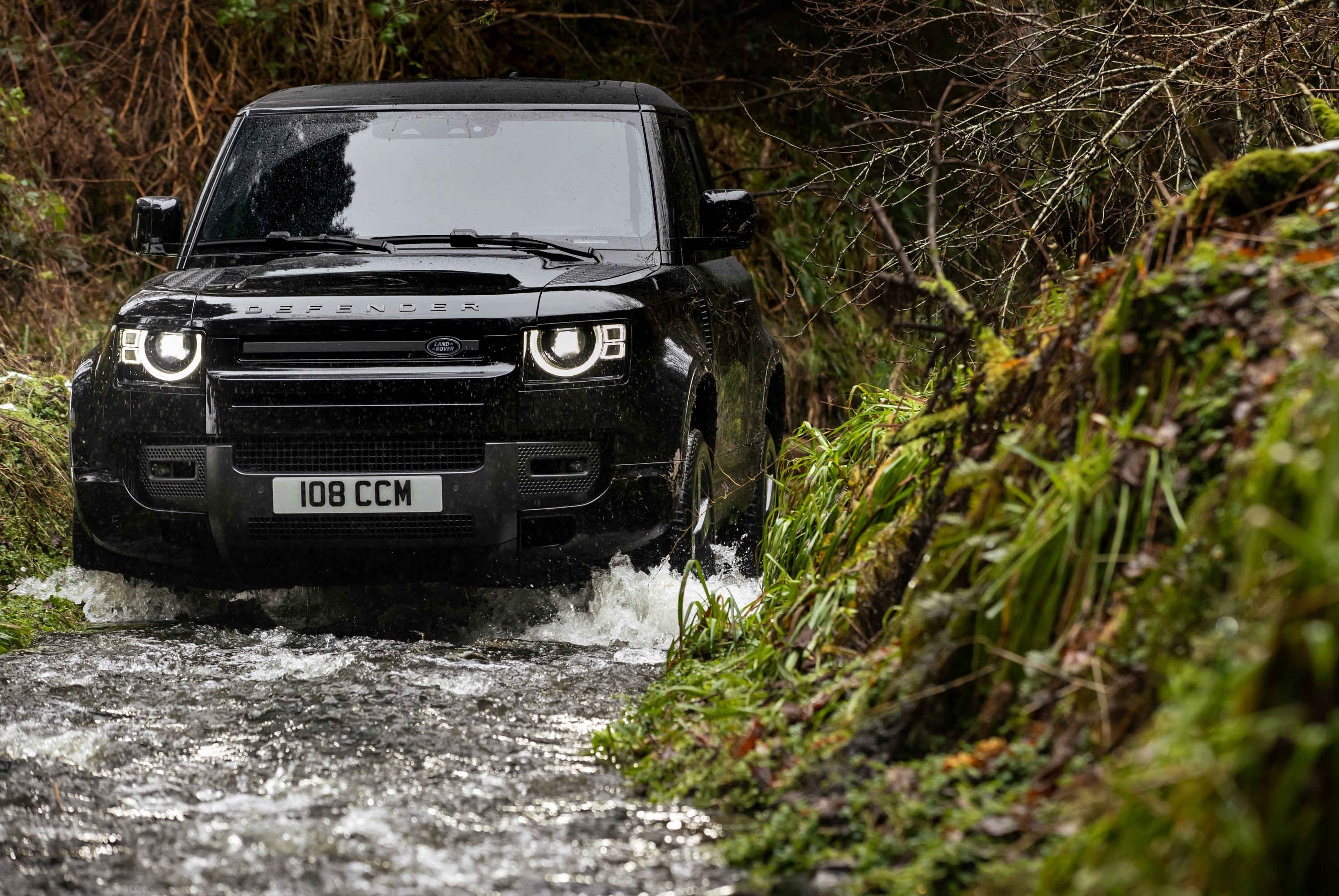 500 lóerővel a sárban: itt a Defender V8-as 6