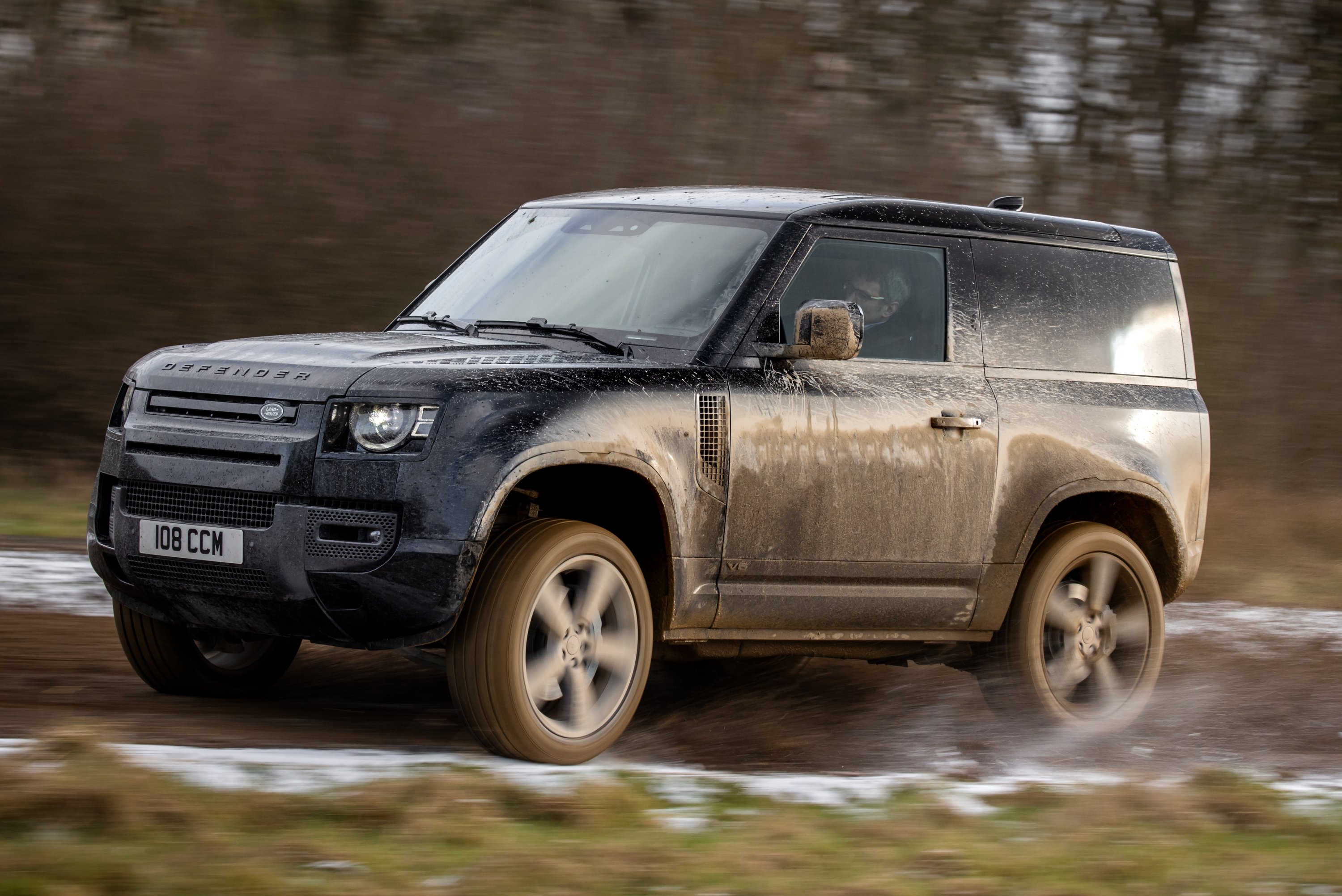 500 lóerővel a sárban: itt a Defender V8-as 9