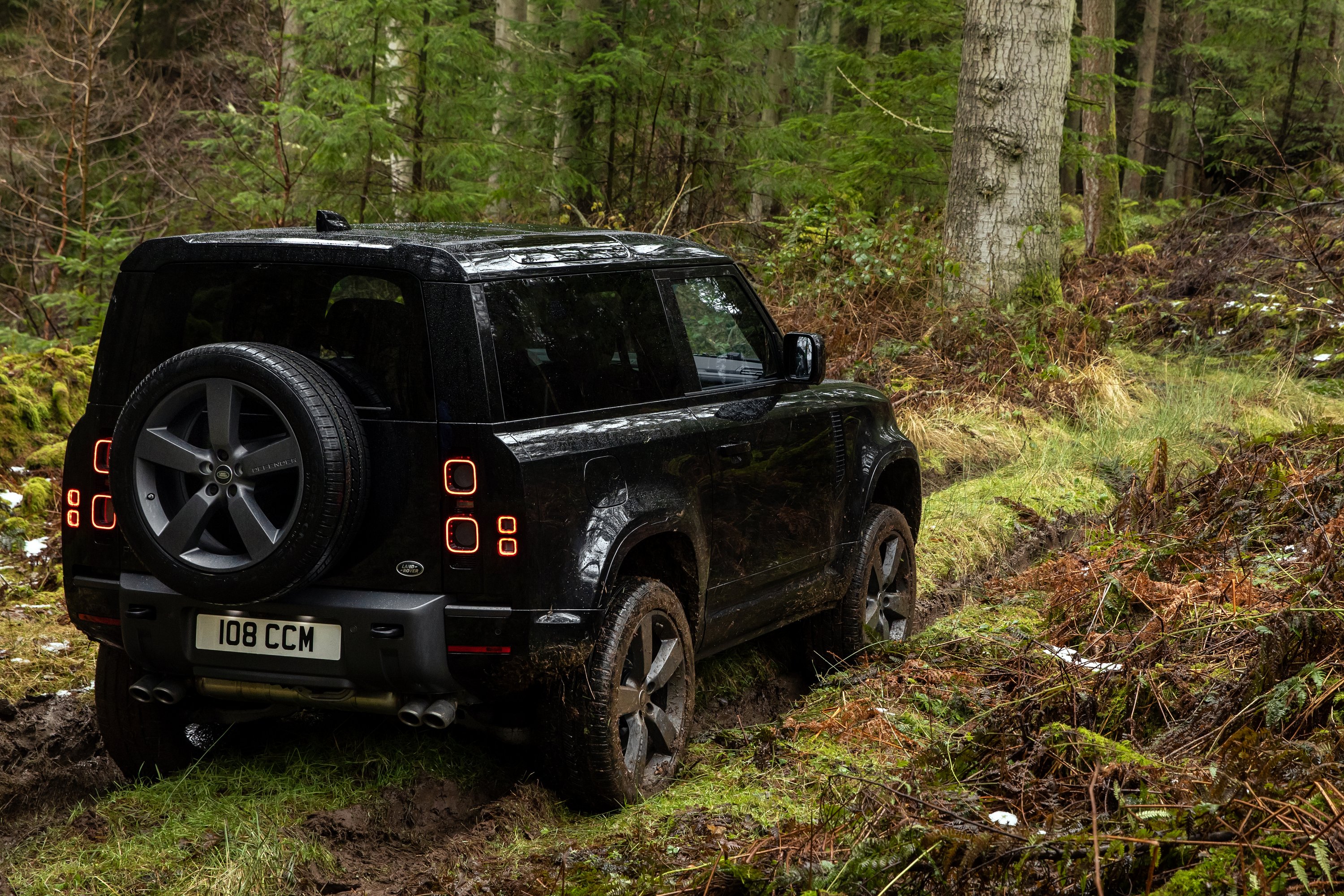 500 lóerővel a sárban: itt a Defender V8-as 12