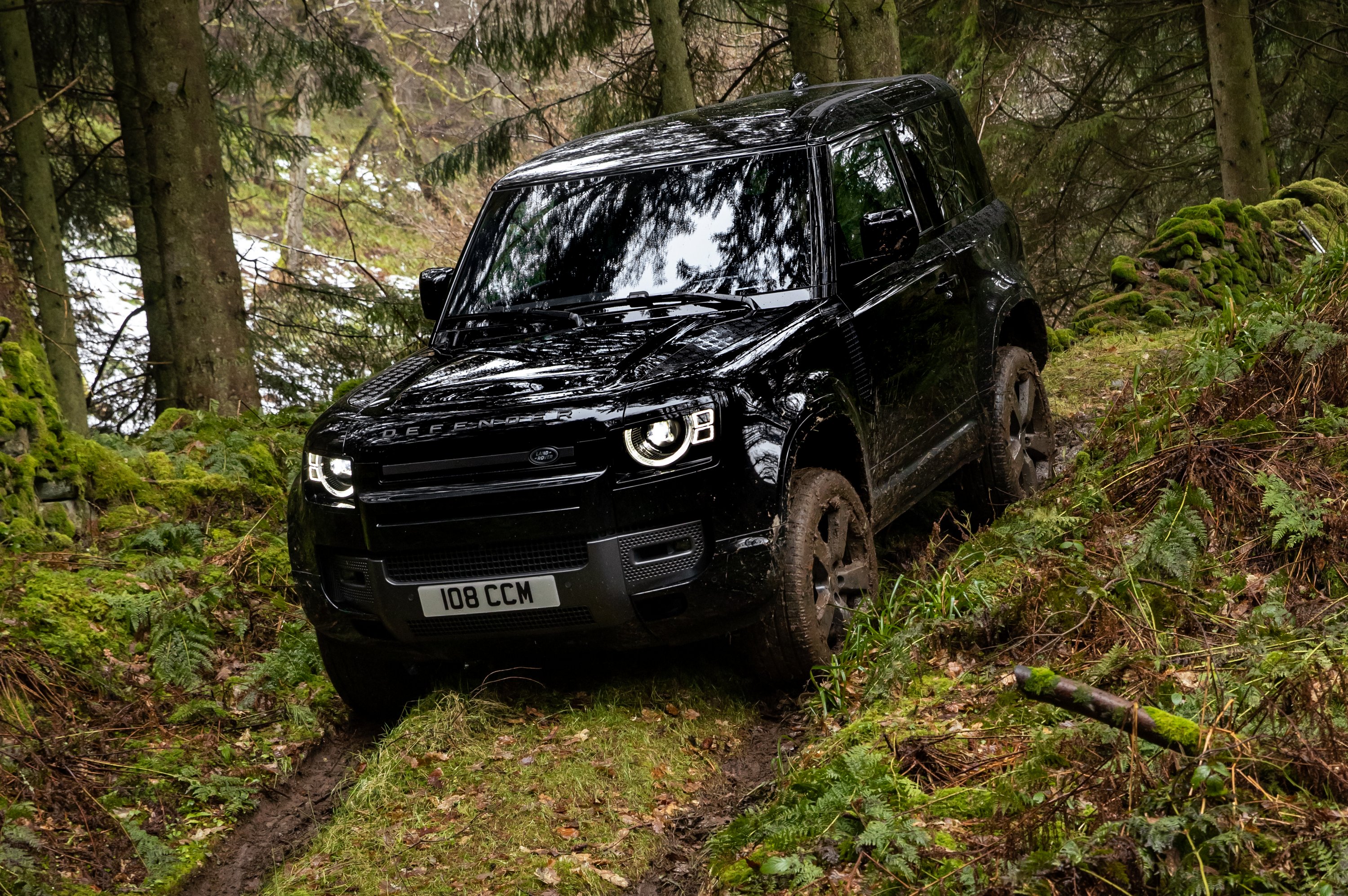 500 lóerővel a sárban: itt a Defender V8-as 13